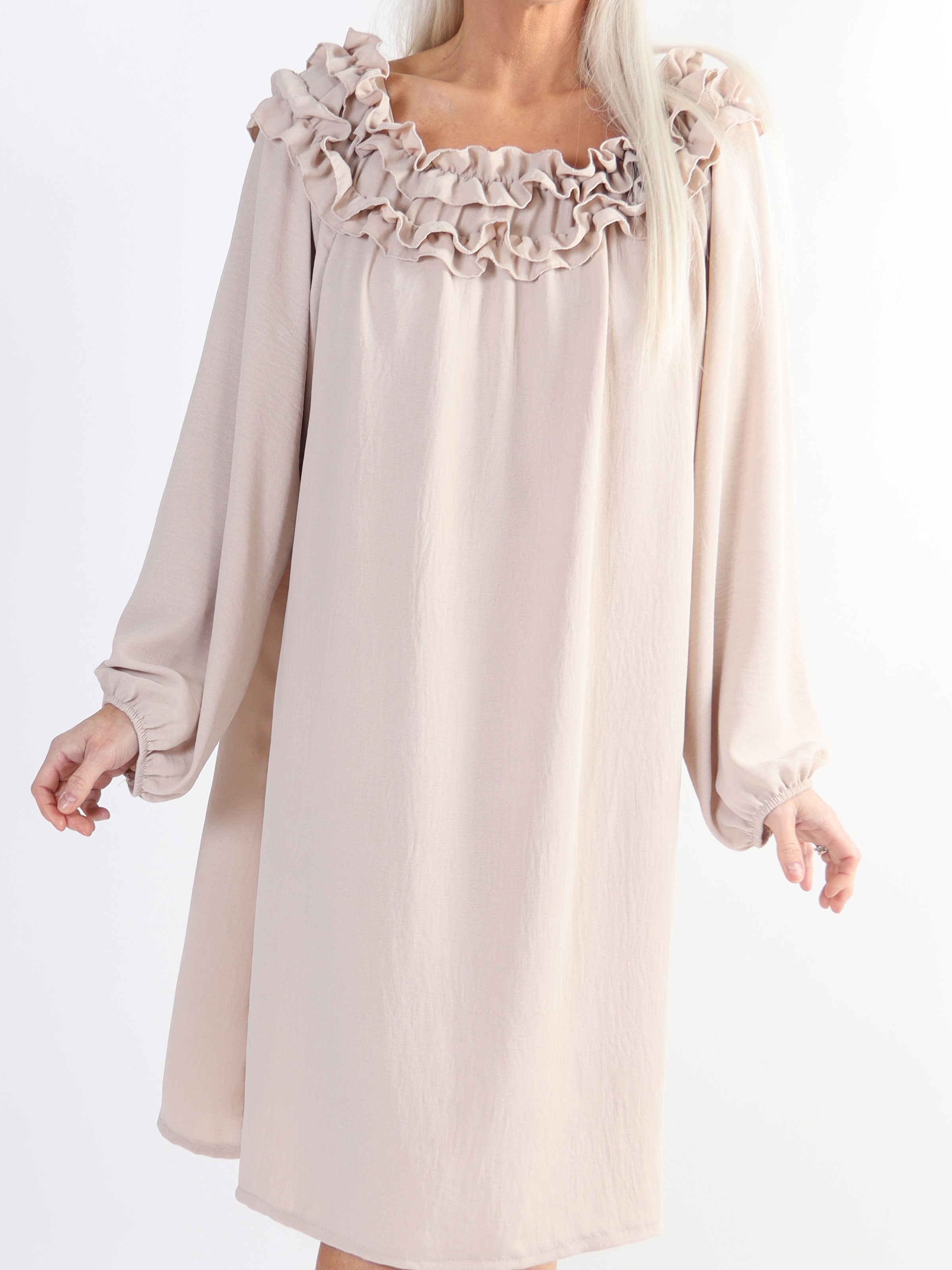 Chili Dress - Plus size kjole med lange ærmer og flæser